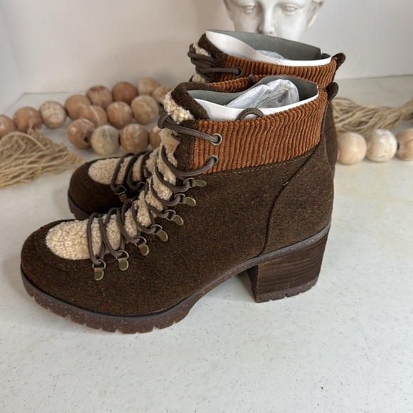 Korks Elin High Pile Fleece Lug Sole Bootie sz 8 - Picture 5 of 11